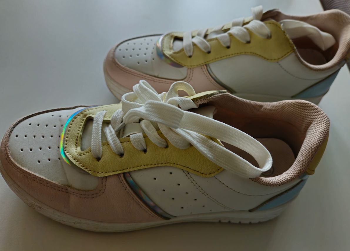 Sneakers with soft color accents